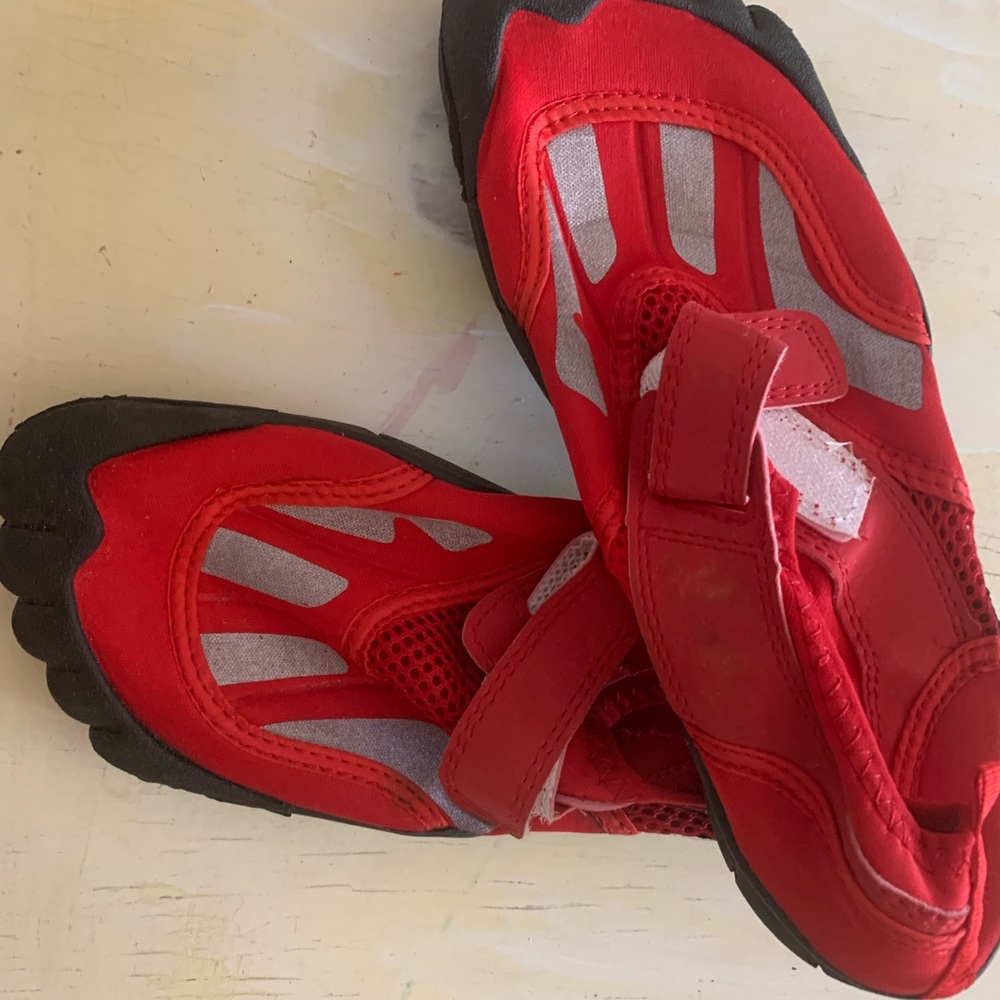 Great water shoes 7.5 in size